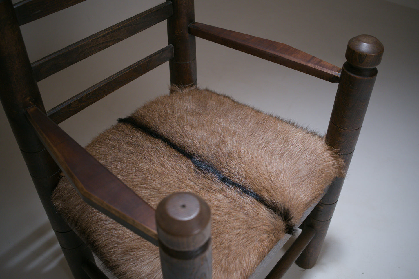 Important fauteuil rustique moderniste français en chêne teinté et peau
