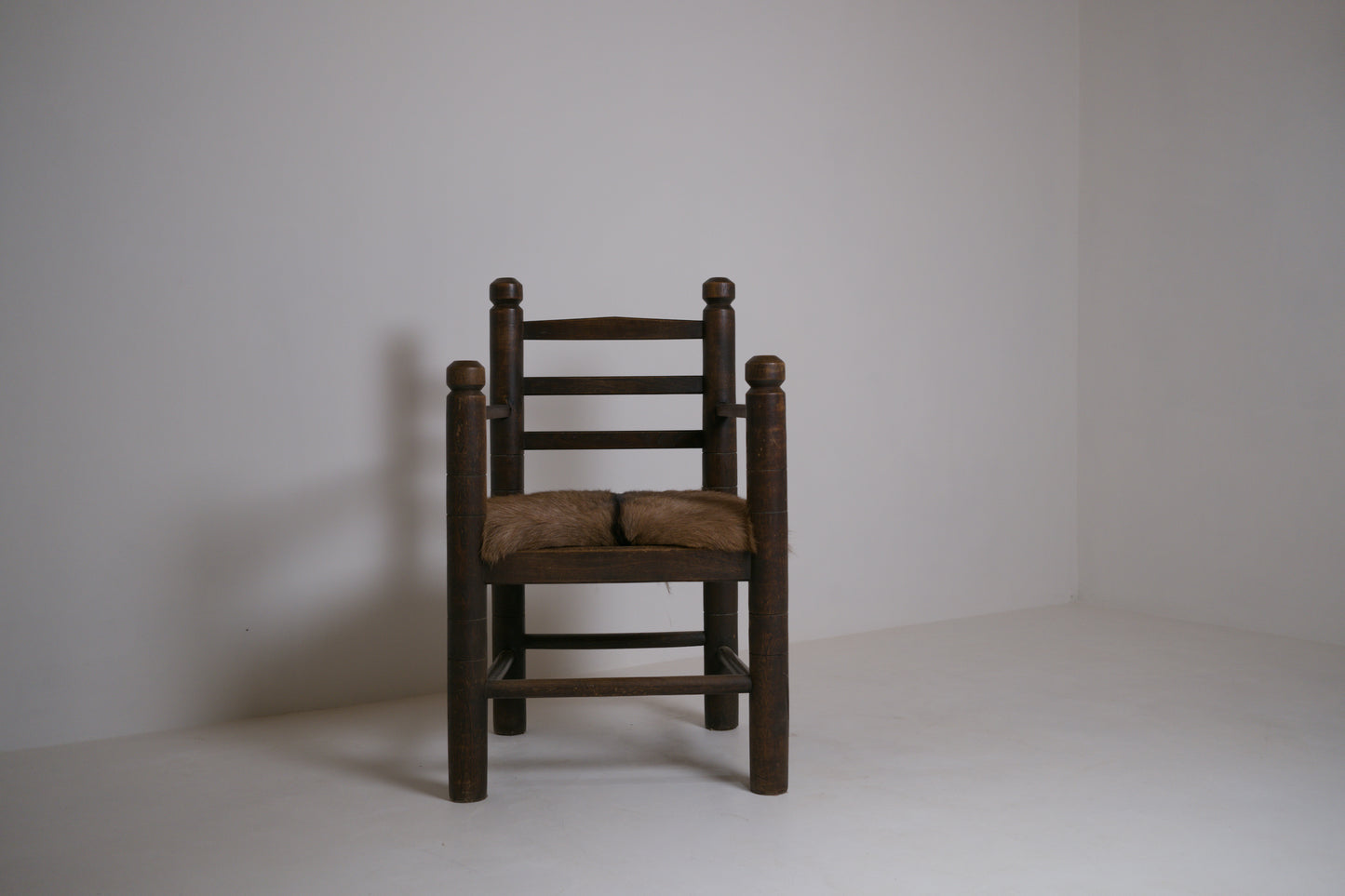Important fauteuil rustique moderniste français en chêne teinté et peau