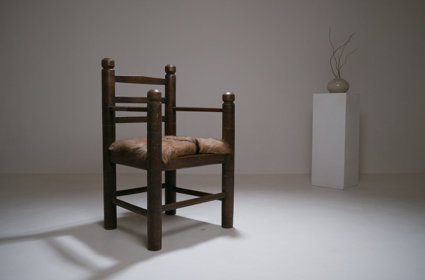 Important fauteuil rustique moderniste français en chêne teinté et peau