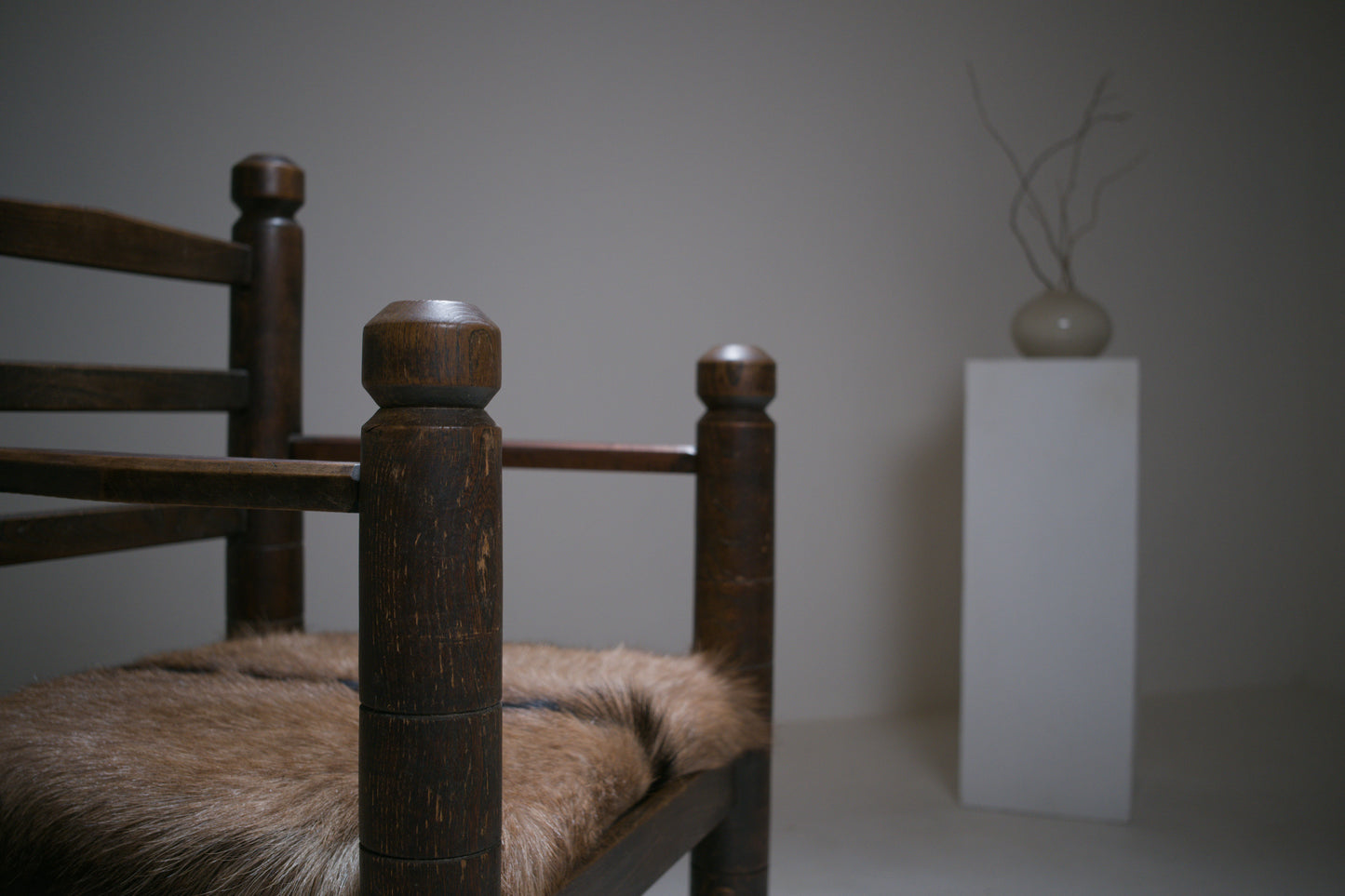 Important fauteuil rustique moderniste français en chêne teinté et peau