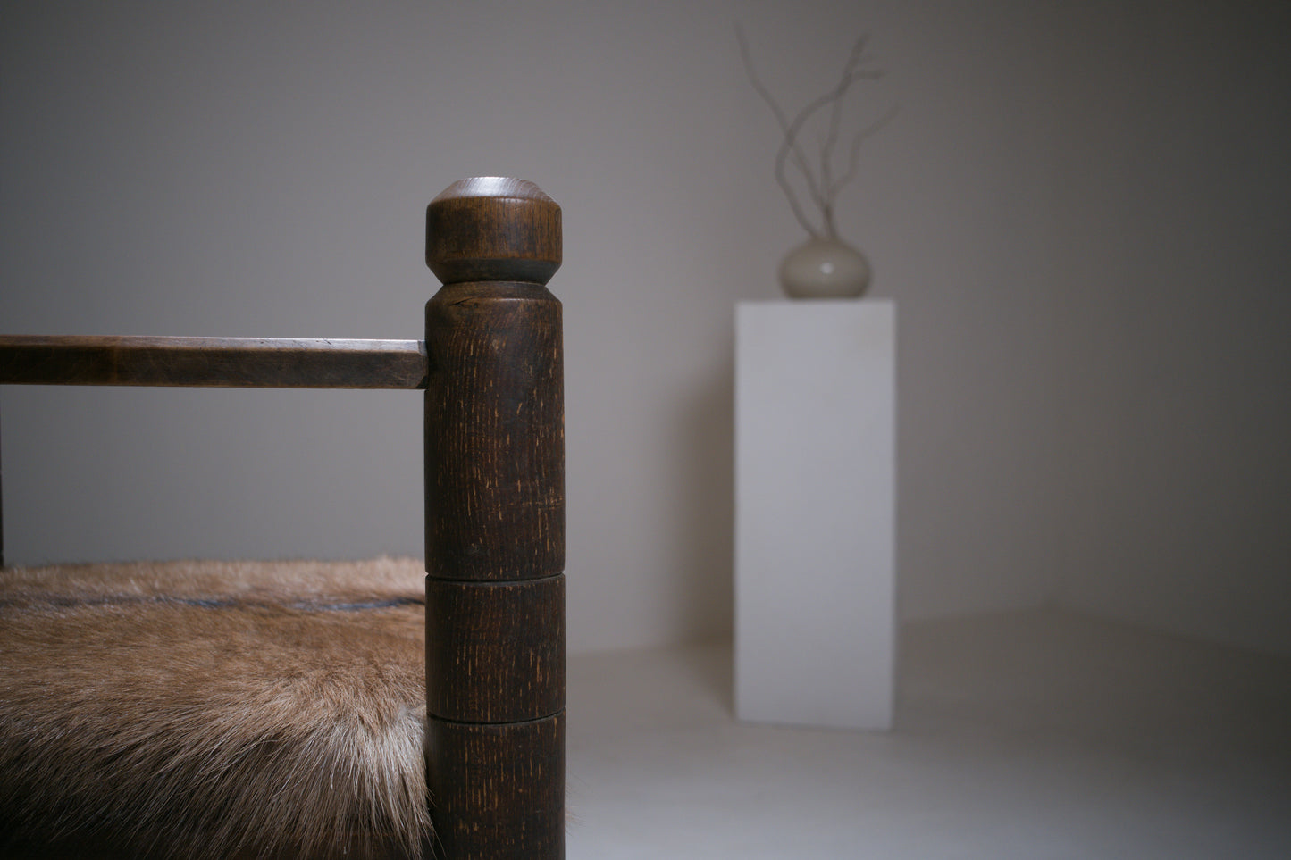 Important fauteuil rustique moderniste français en chêne teinté et peau
