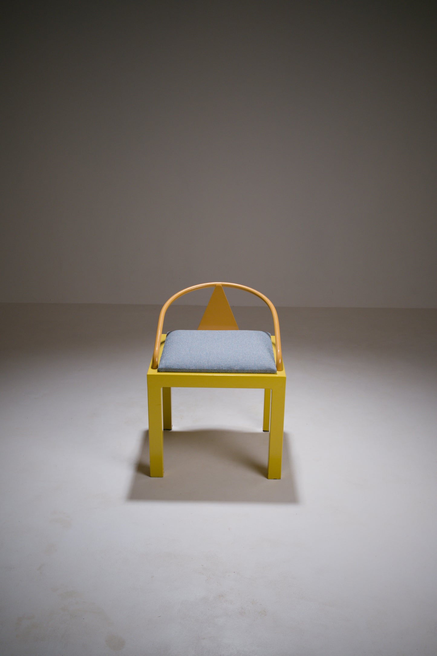Chaise postmoderne en métal laqué jaune et bleu, esprit Memphis
