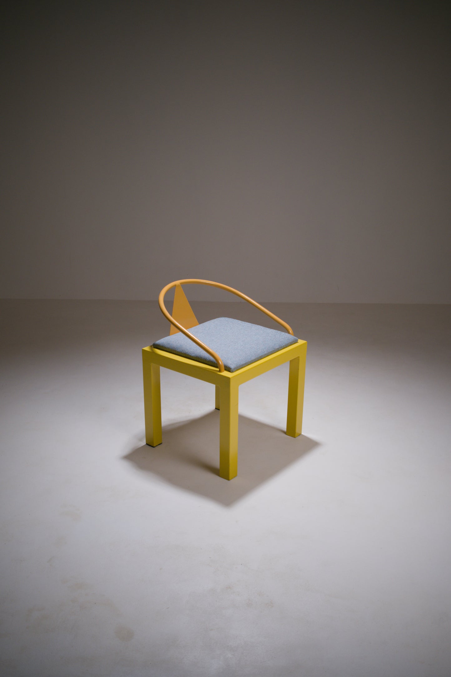 Chaise postmoderne en métal laqué jaune et bleu, esprit Memphis