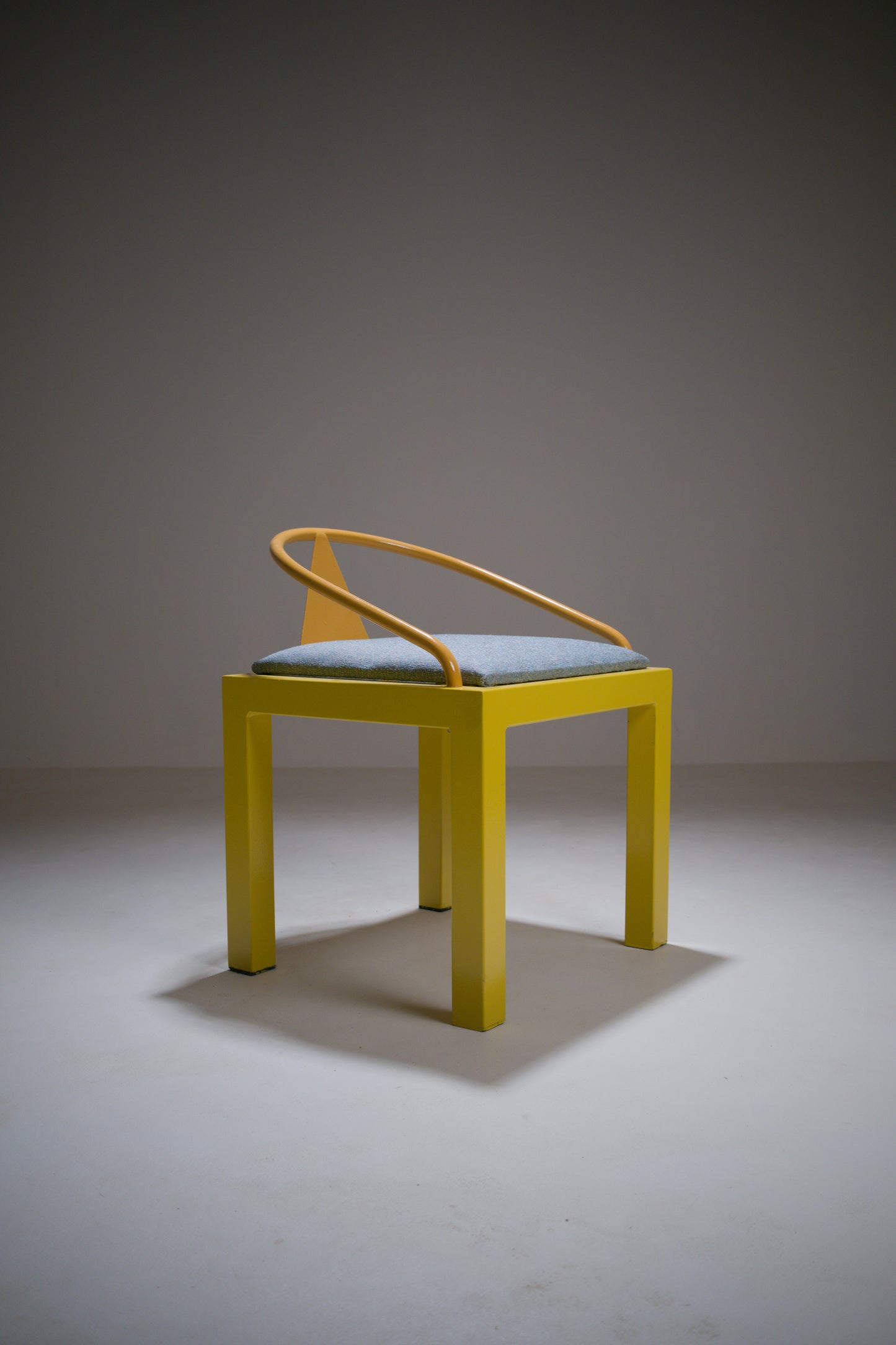 Chaise postmoderne en métal laqué jaune et bleu, esprit Memphis