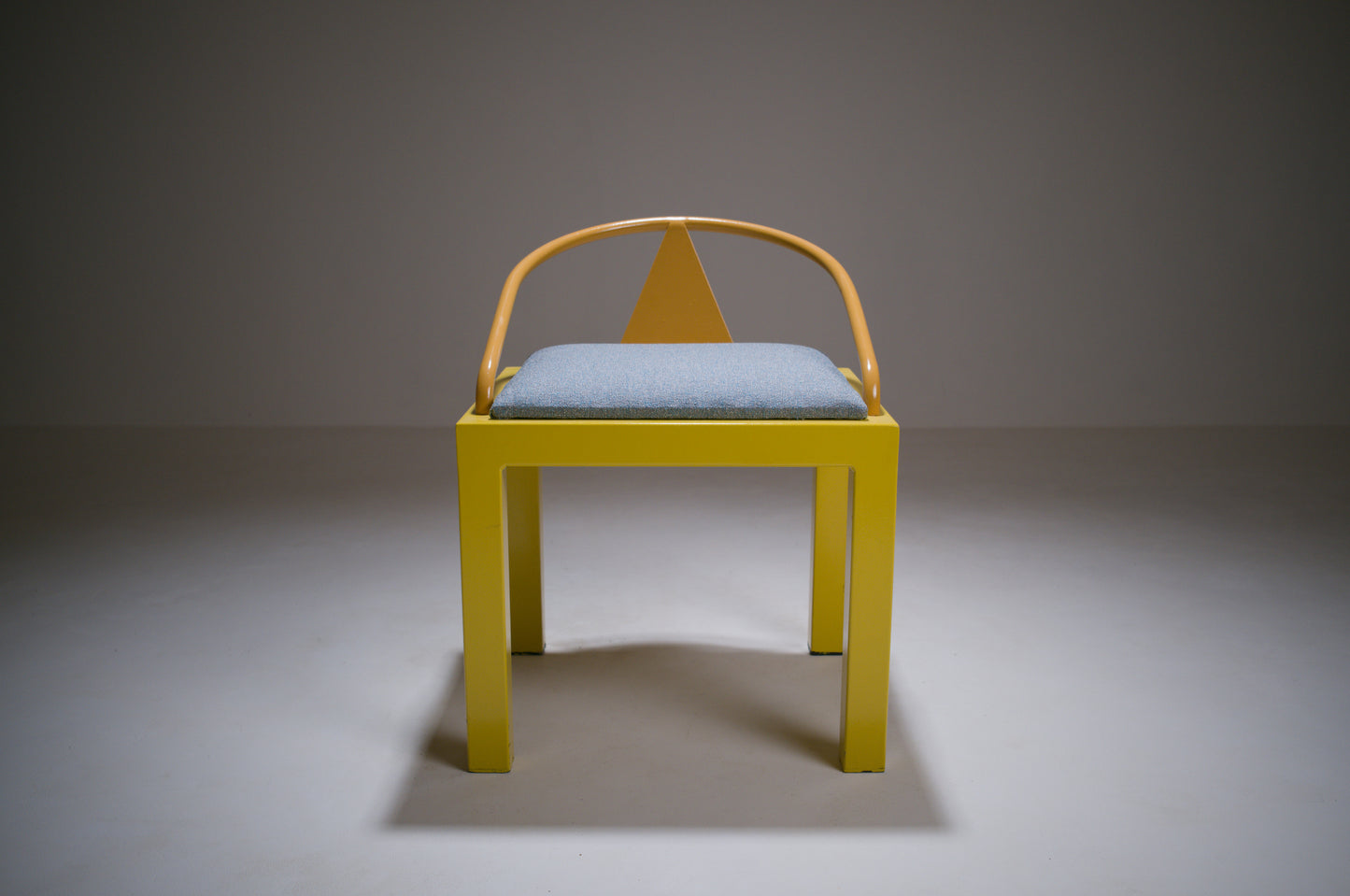 Chaise postmoderne en métal laqué jaune et bleu, esprit Memphis