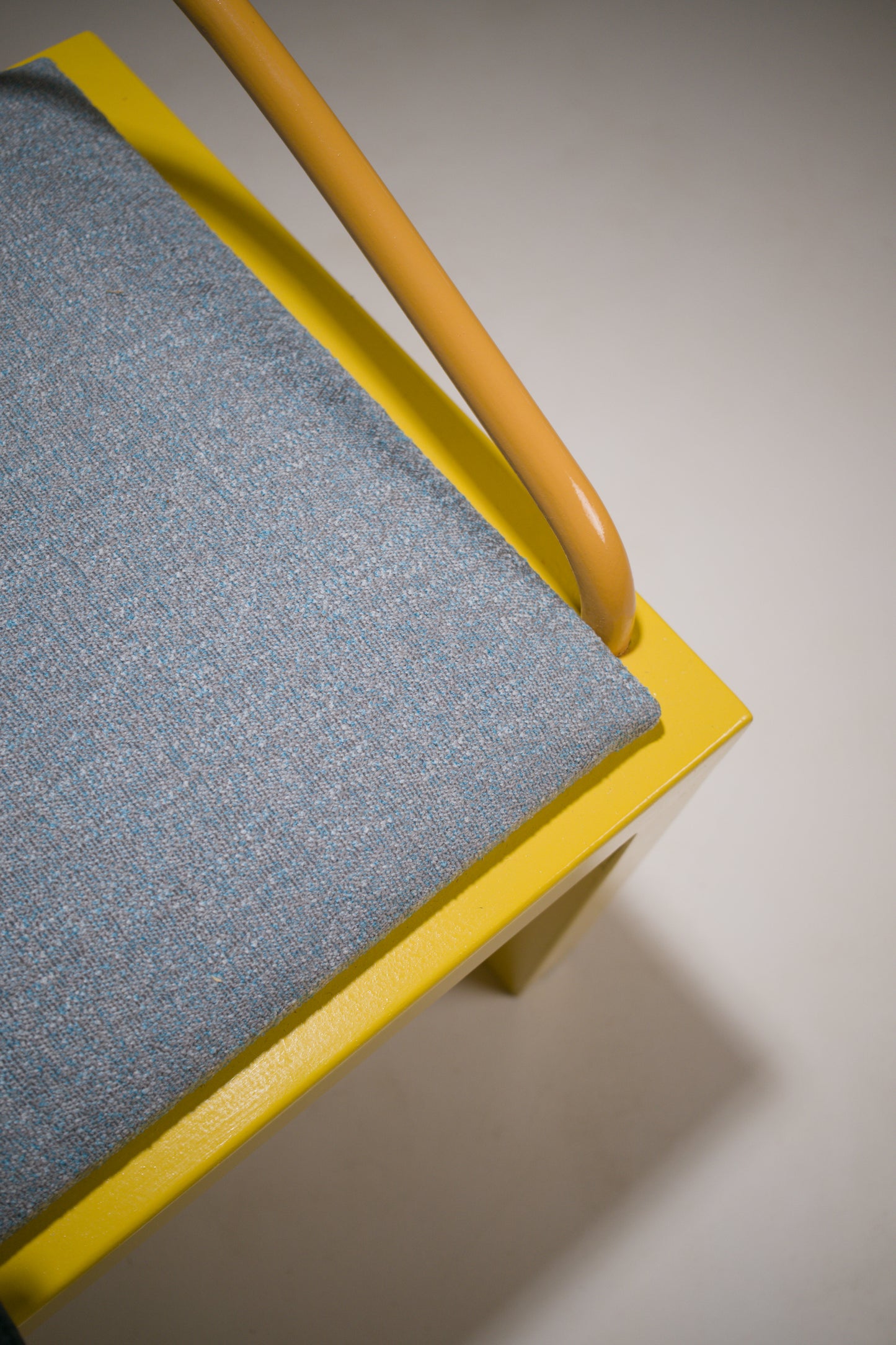 Chaise postmoderne en métal laqué jaune et bleu, esprit Memphis