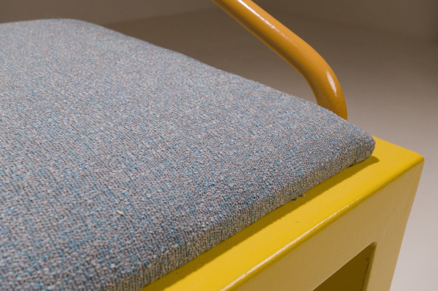 Chaise postmoderne en métal laqué jaune et bleu, esprit Memphis