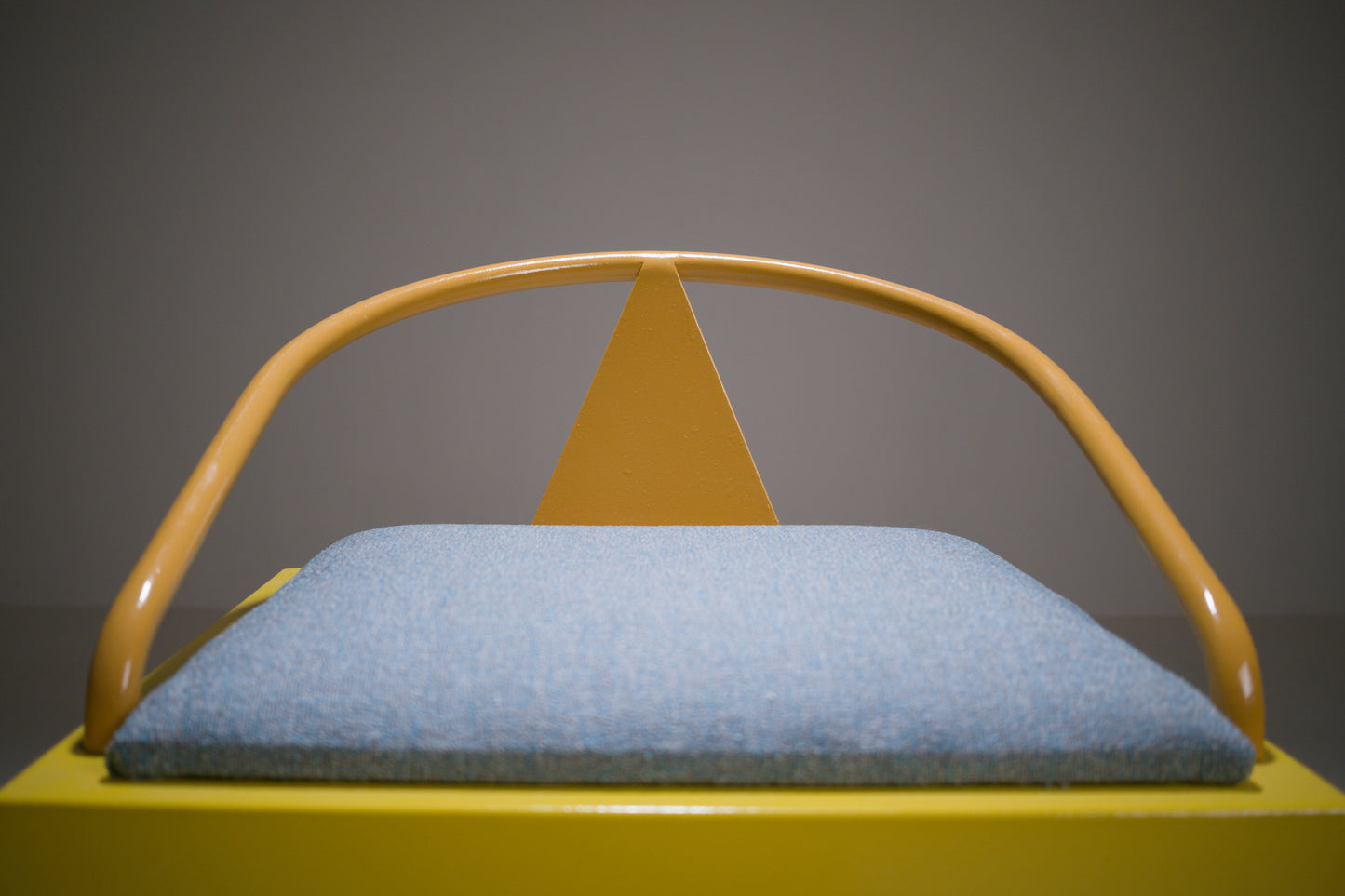 Chaise postmoderne en métal laqué jaune et bleu, esprit Memphis