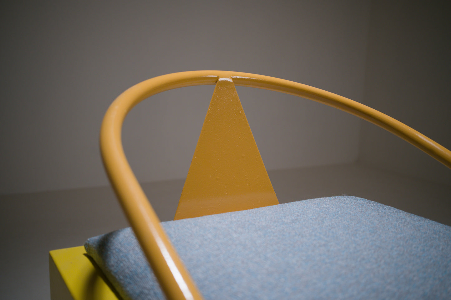 Chaise postmoderne en métal laqué jaune et bleu, esprit Memphis