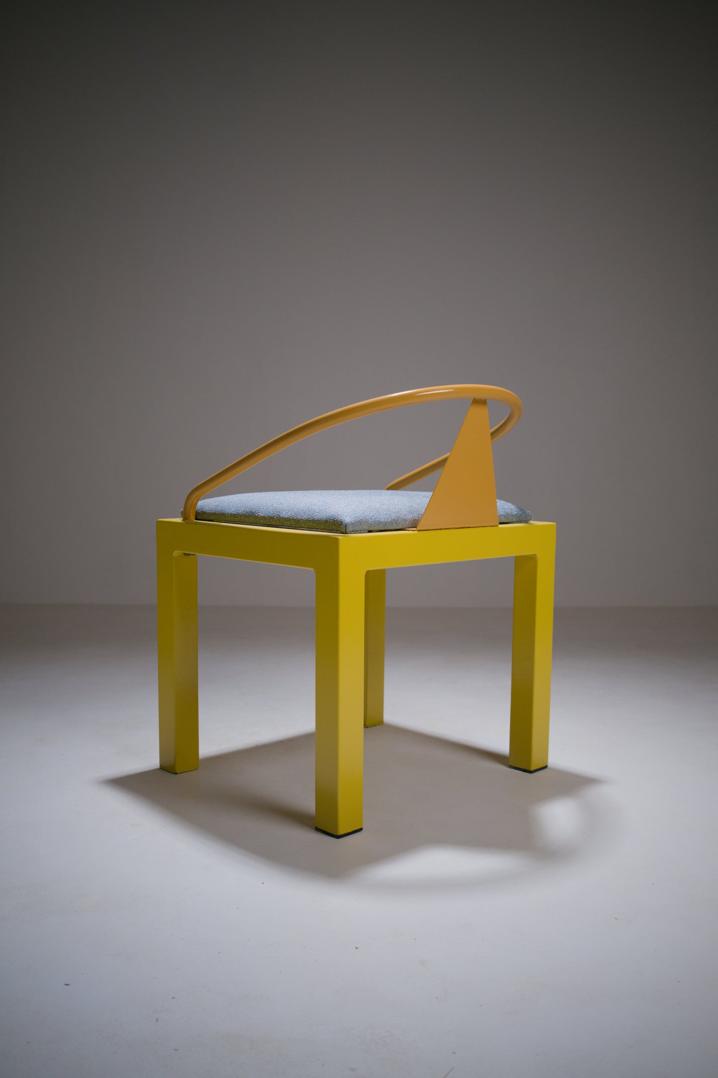 Chaise postmoderne en métal laqué jaune et bleu, esprit Memphis