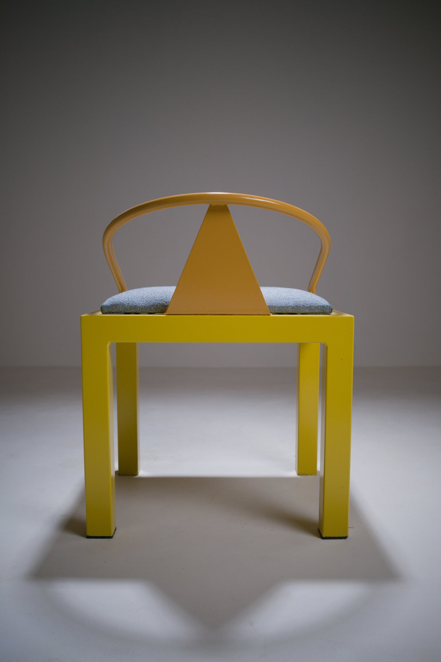 Chaise postmoderne en métal laqué jaune et bleu, esprit Memphis