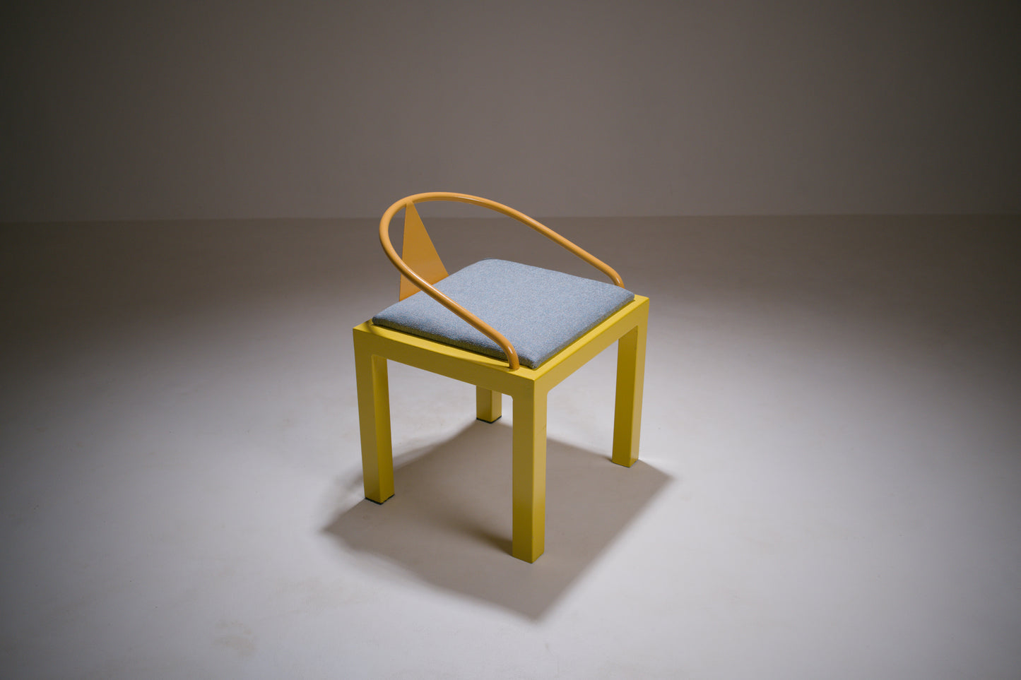 Chaise postmoderne en métal laqué jaune et bleu, esprit Memphis