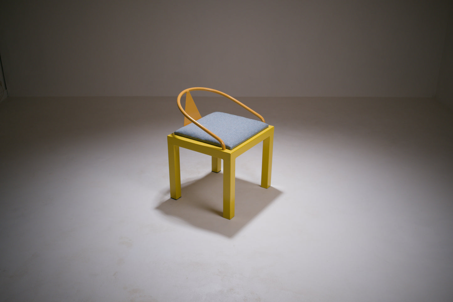 Chaise postmoderne en métal laqué jaune et bleu, esprit Memphis