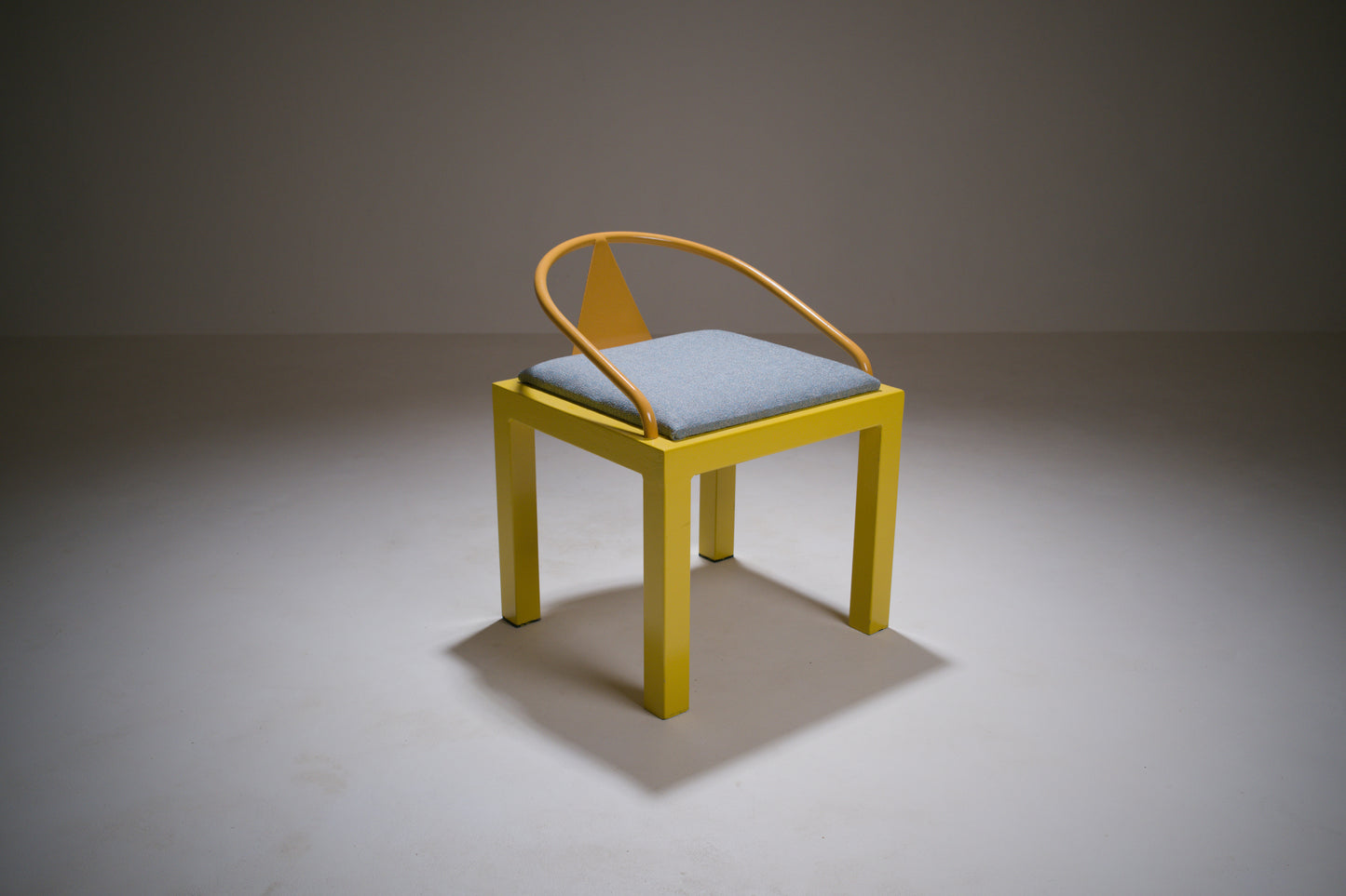 Chaise postmoderne en métal laqué jaune et bleu, esprit Memphis