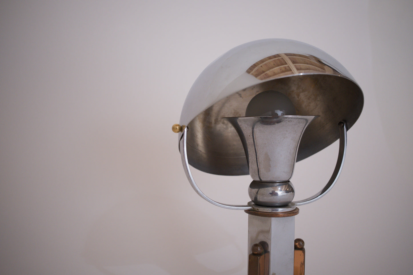 Lampe moderniste Streamline en cuivre et chrome.