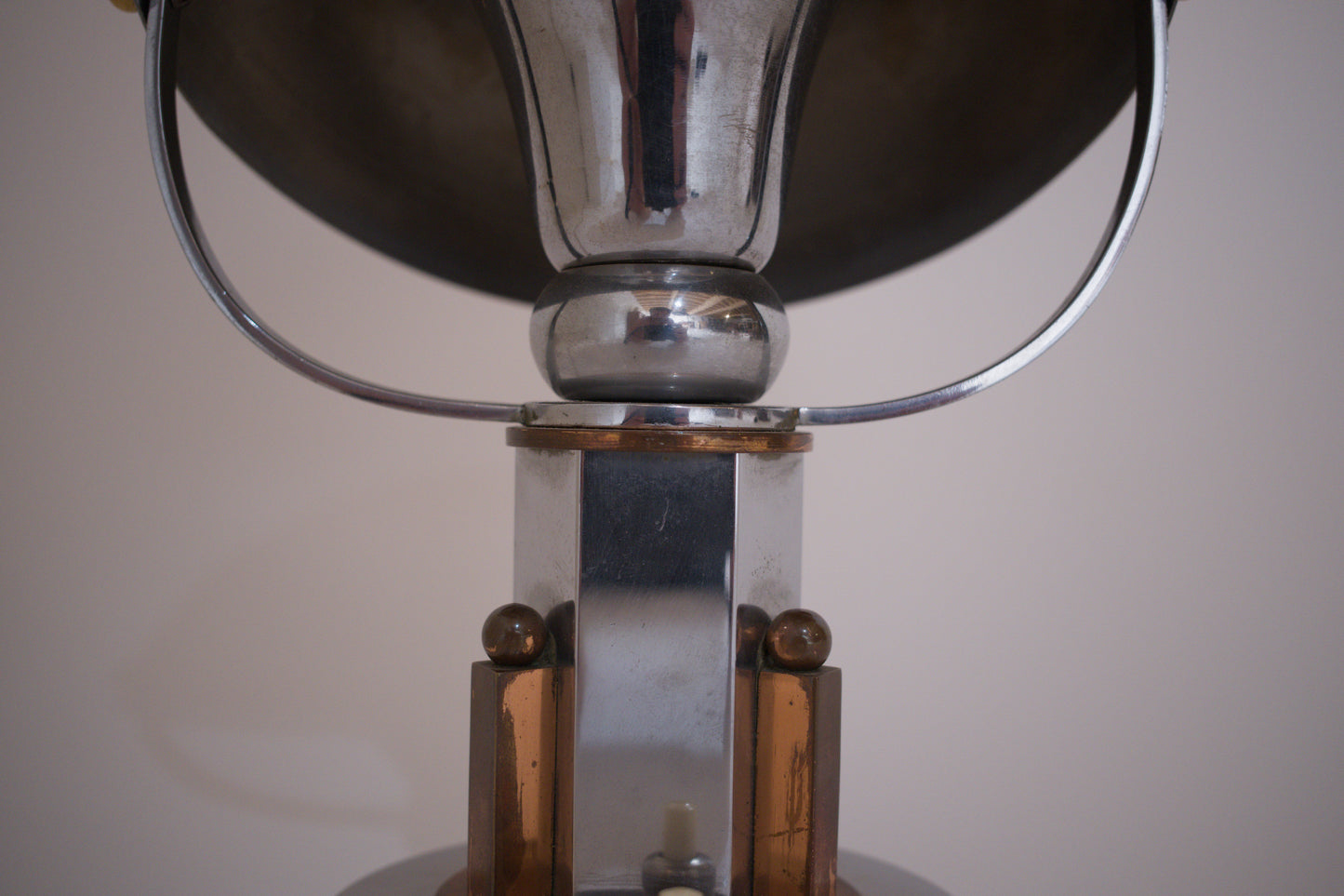 Lampe moderniste Streamline en cuivre et chrome.