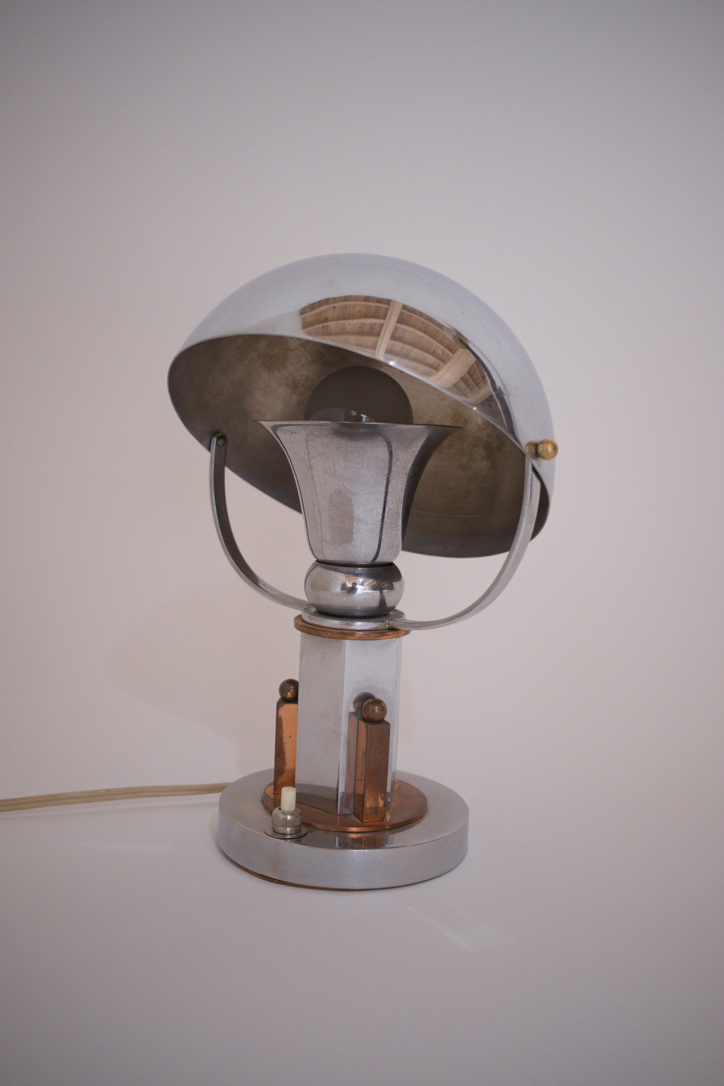 Lampe moderniste Streamline en cuivre et chrome.