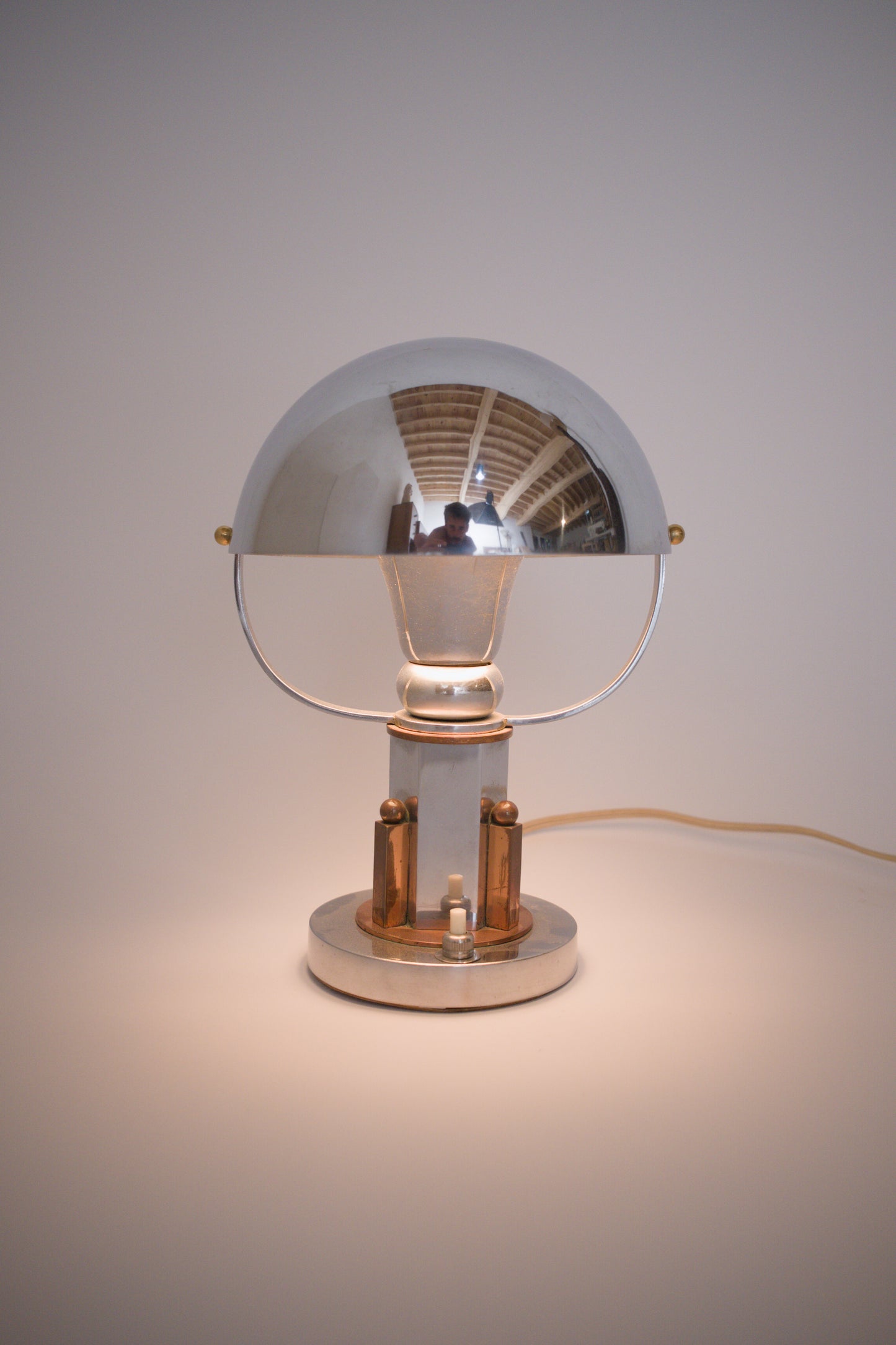 Lampe moderniste Streamline en cuivre et chrome.