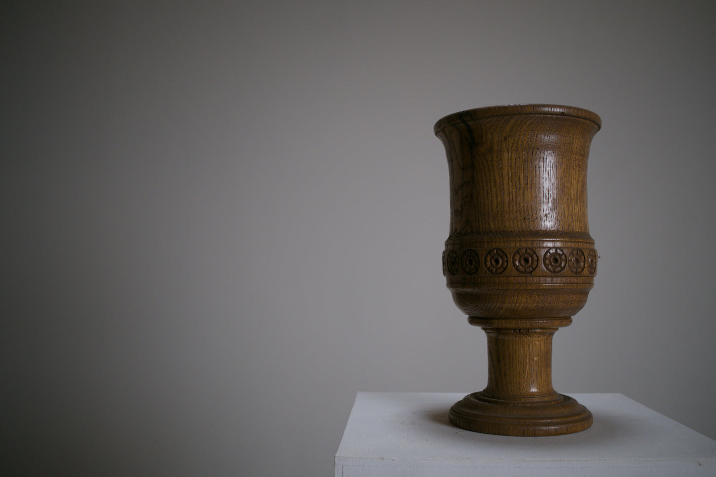 Vase calice sculpté en chêne massif, travail artisanal
