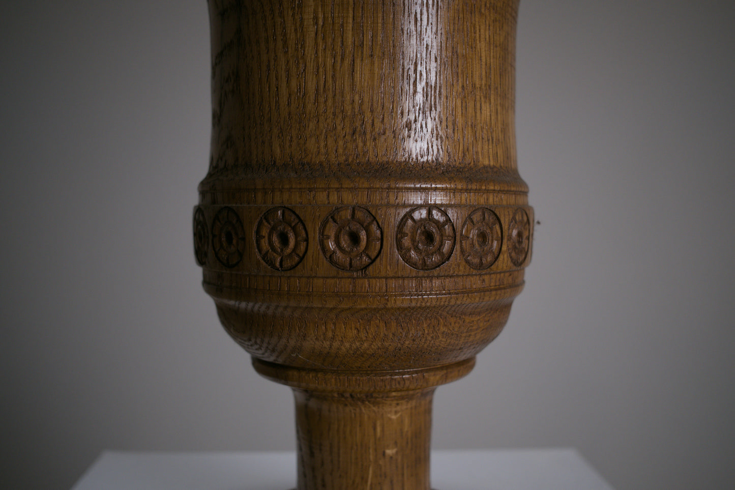Vase calice sculpté en chêne massif, travail artisanal