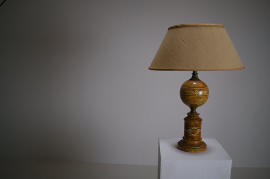 Lampe de table française à décor faux-bois, goût antique