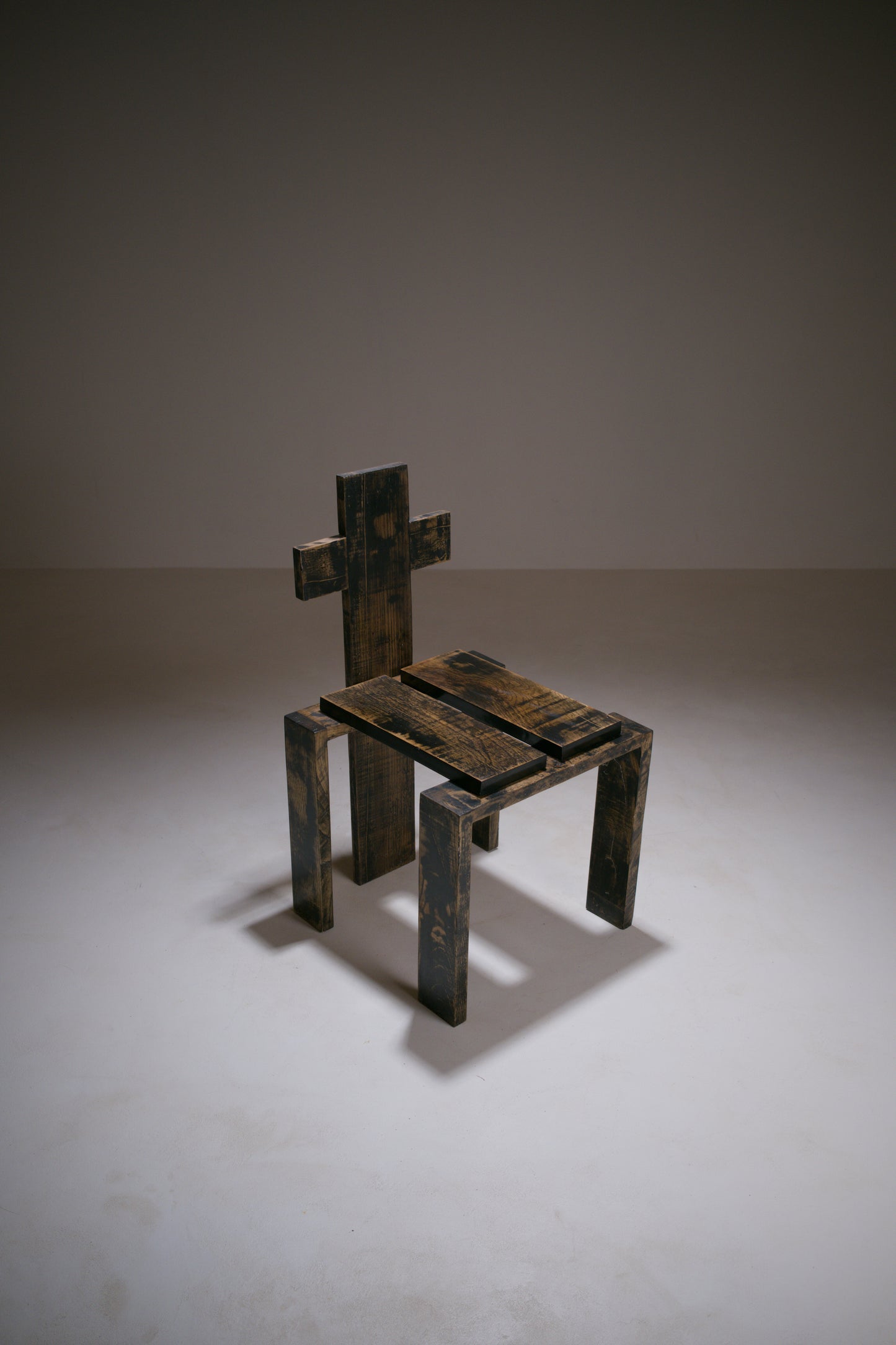 Chaise sculpturale en chêne laqué