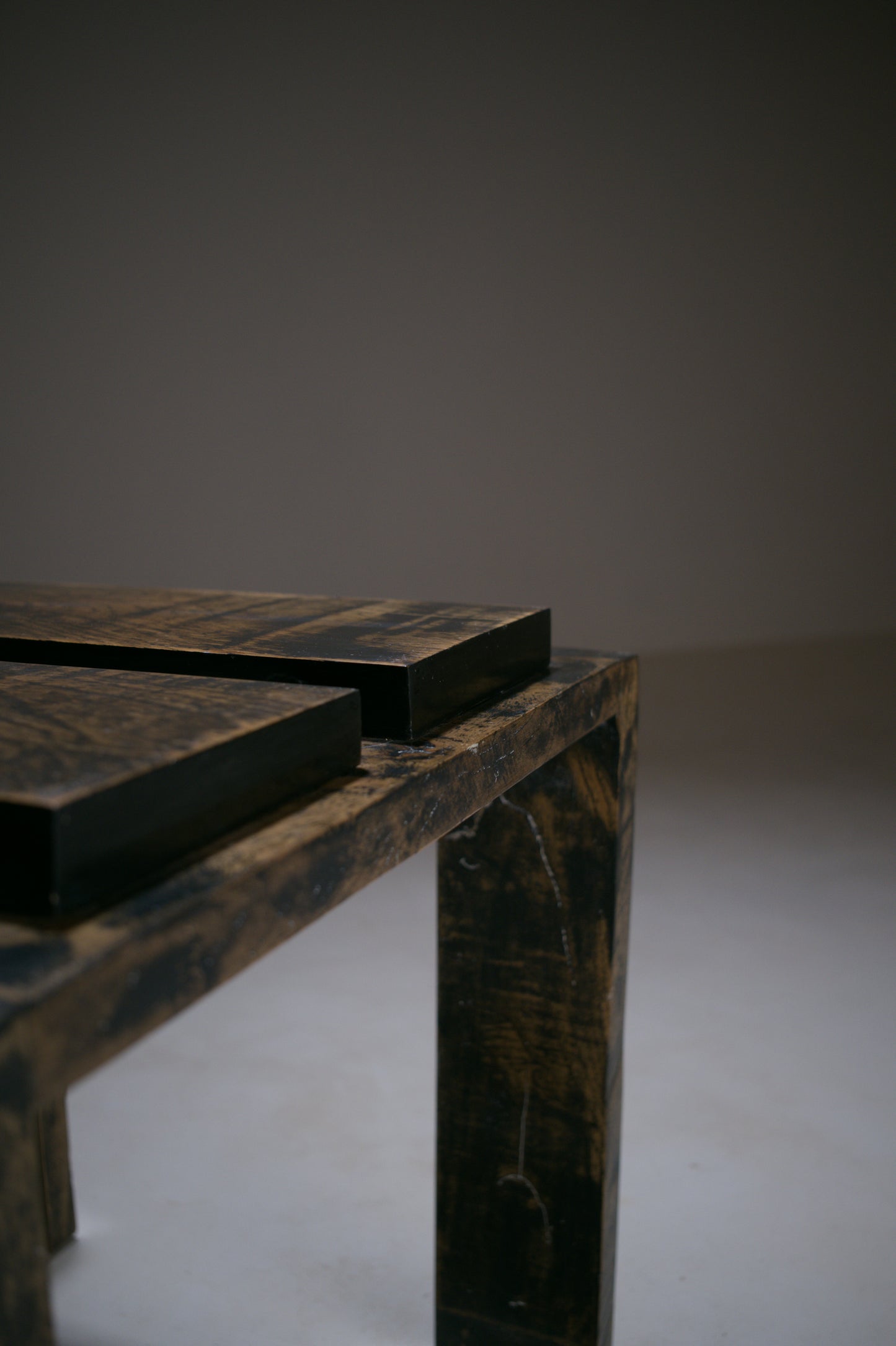 Chaise sculpturale en chêne laqué