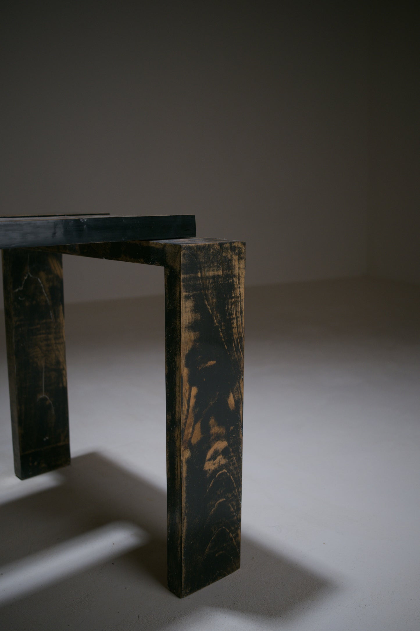 Chaise sculpturale en chêne laqué