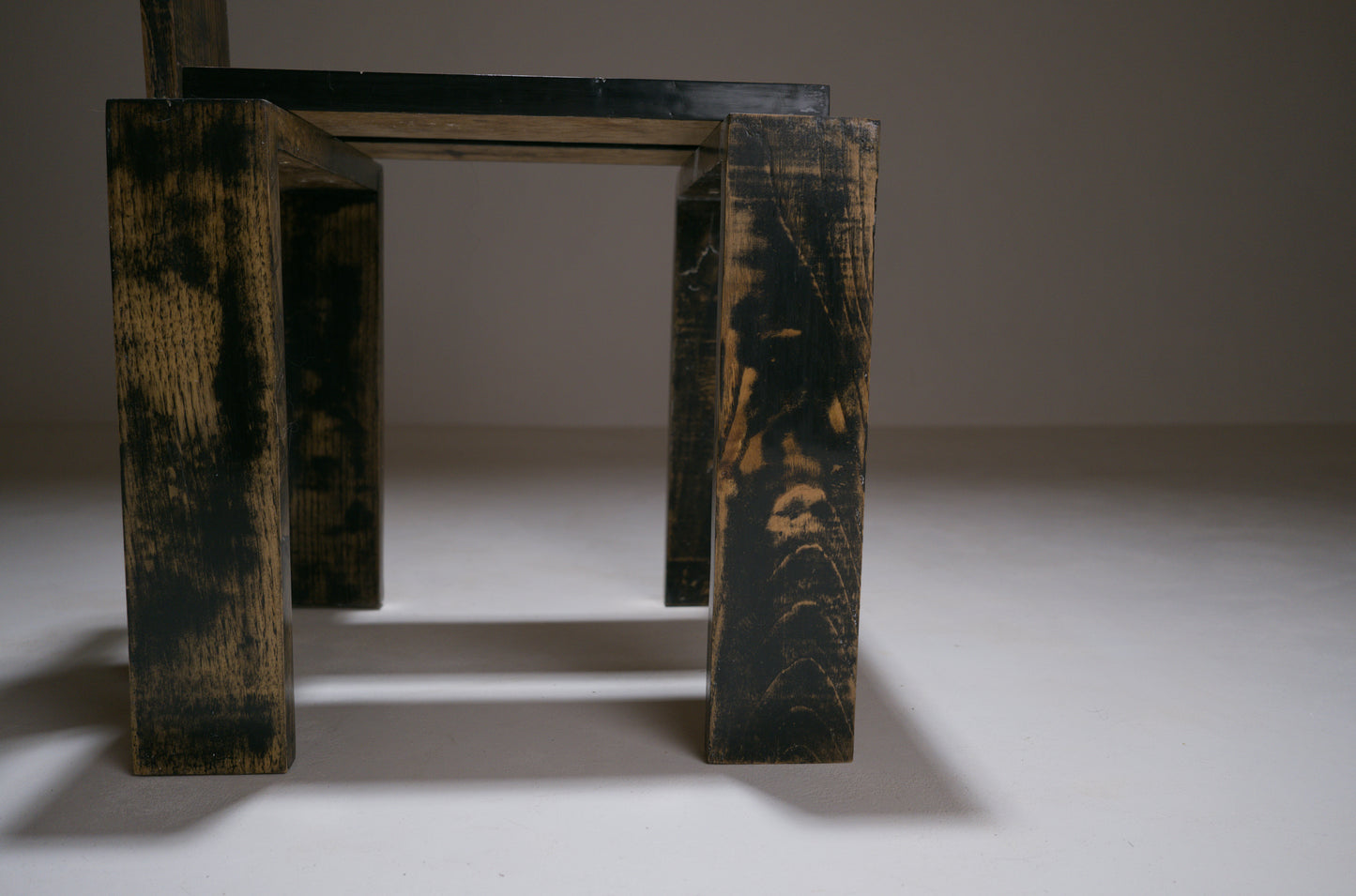 Chaise sculpturale en chêne laqué