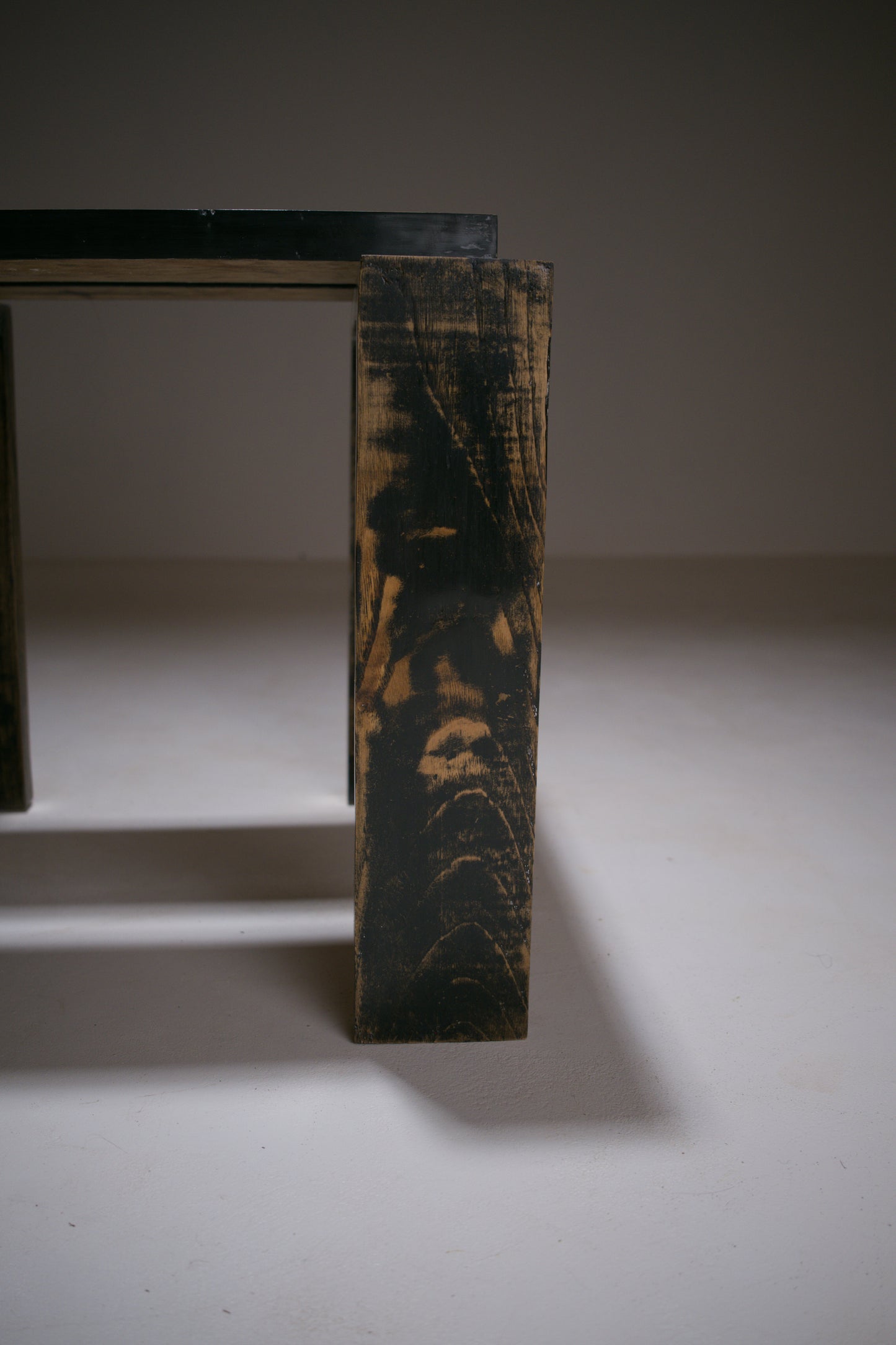 Chaise sculpturale en chêne laqué