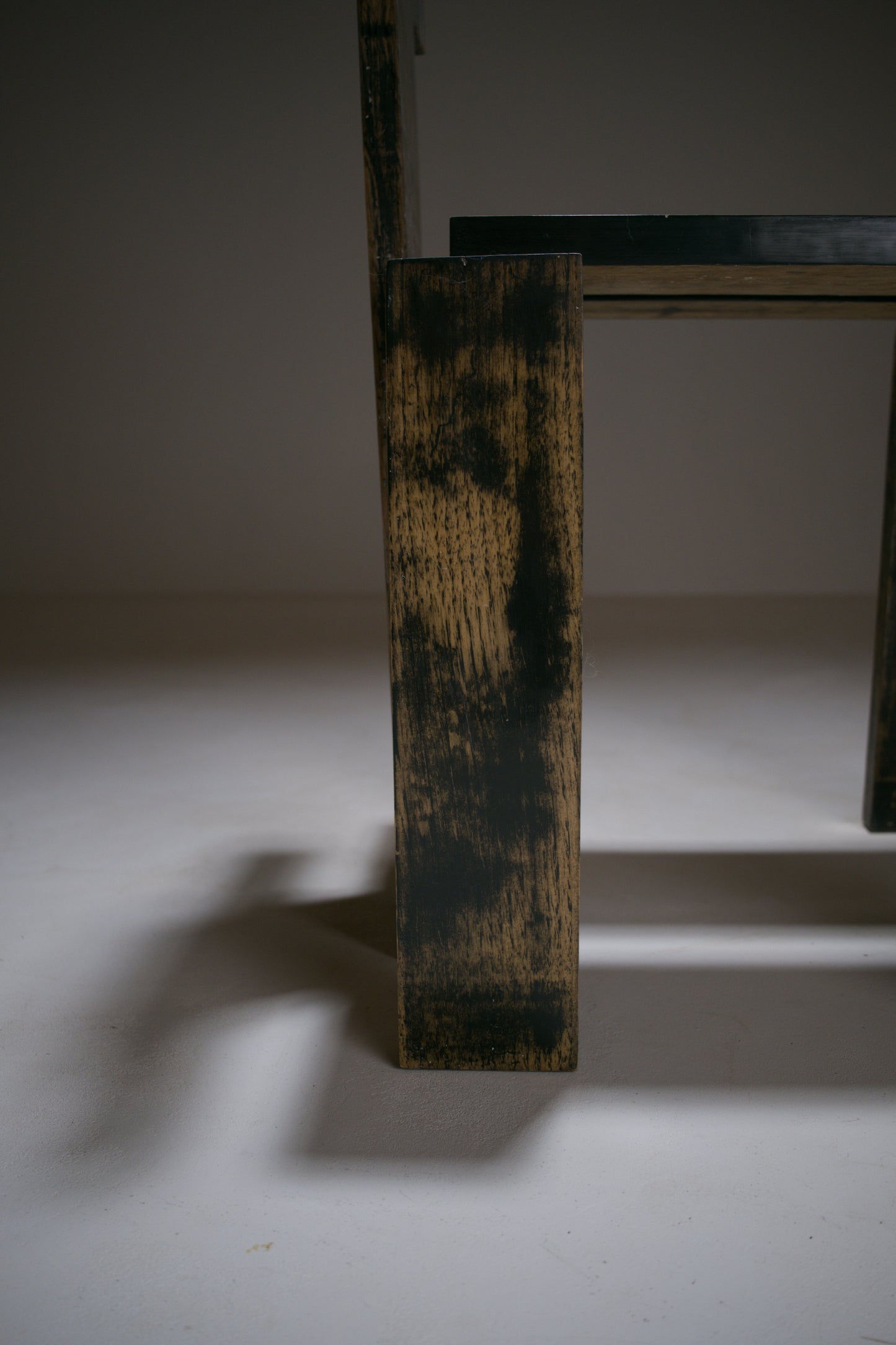 Chaise sculpturale en chêne laqué