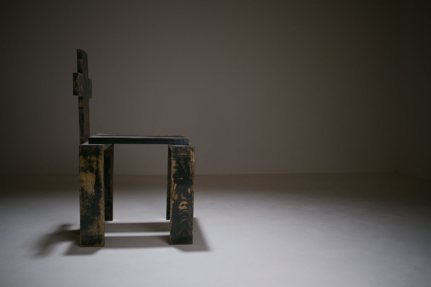 Chaise sculpturale en chêne laqué