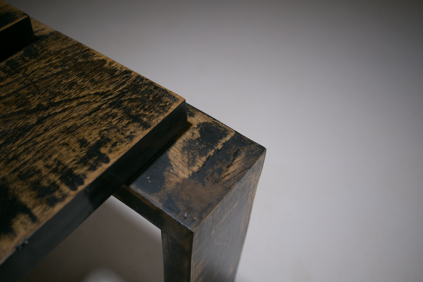Chaise sculpturale en chêne laqué