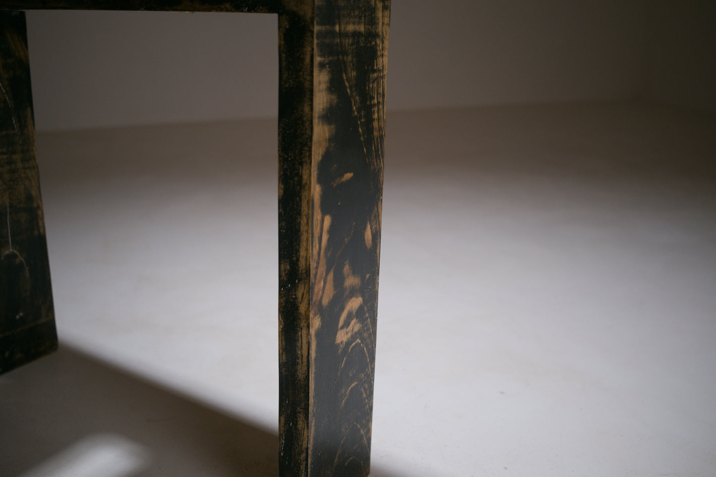 Chaise sculpturale en chêne laqué