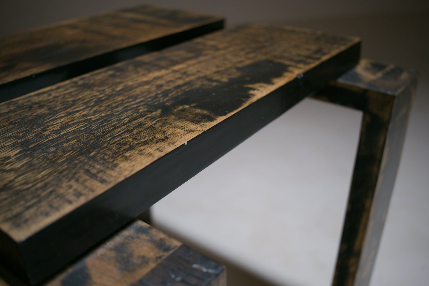 Chaise sculpturale en chêne laqué