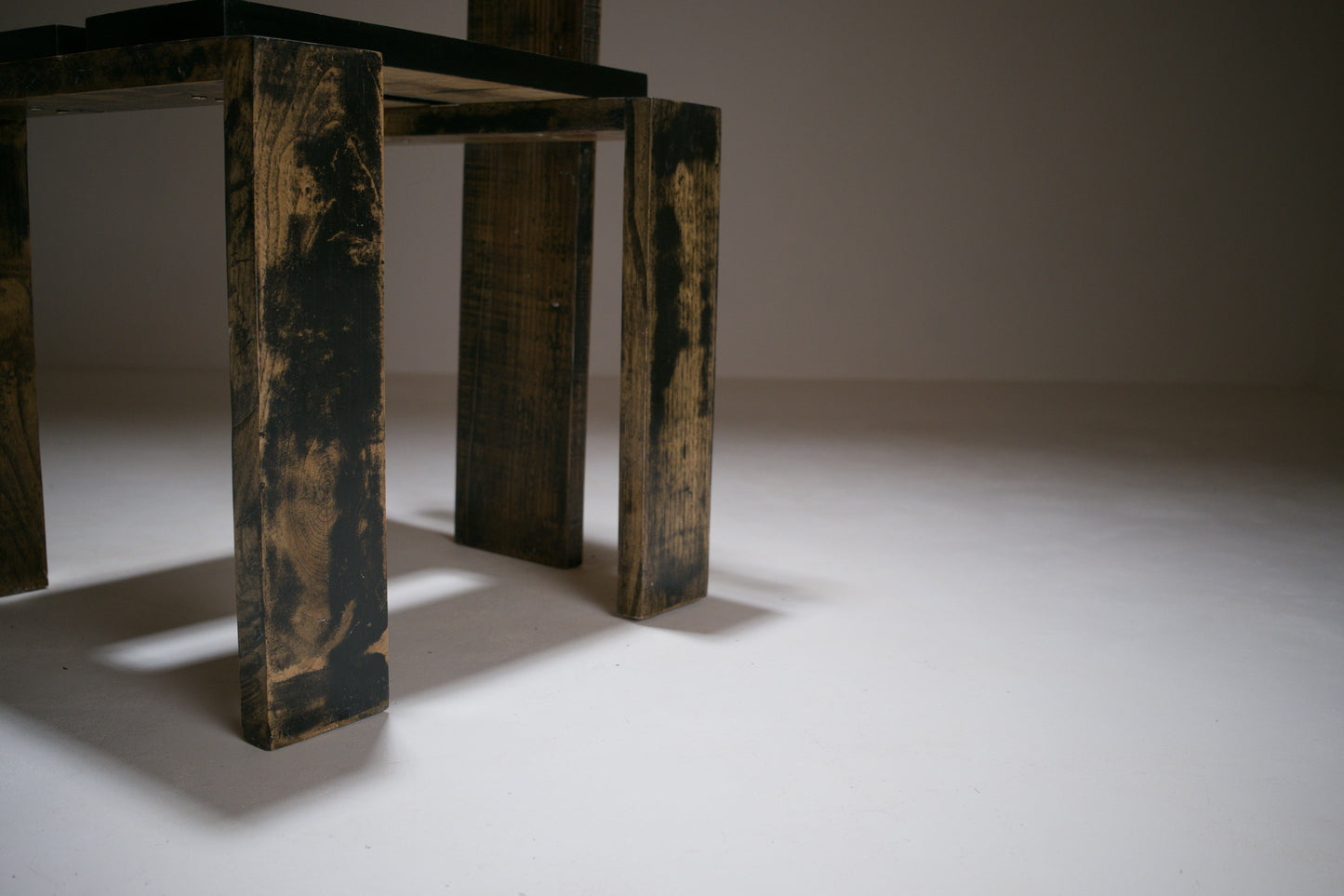 Chaise sculpturale en chêne laqué