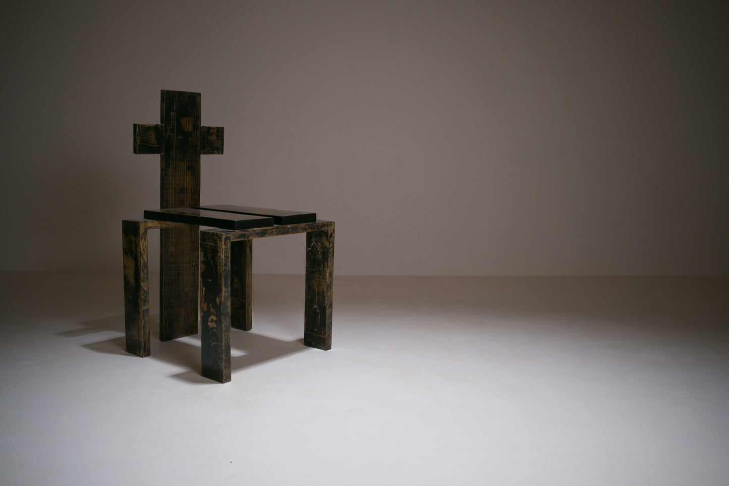 Chaise sculpturale en chêne laqué
