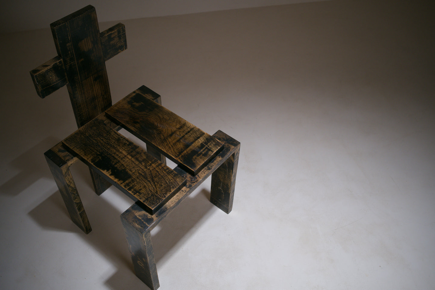 Chaise sculpturale en chêne laqué