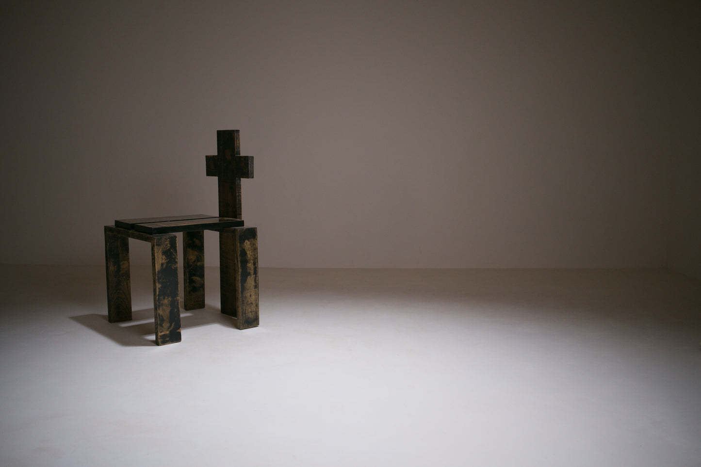 Chaise sculpturale en chêne laqué