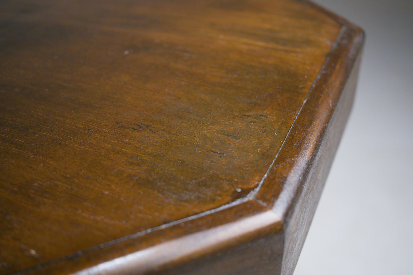 Table d’appoint dans le goût de l'Amsterdam School. 1920’s
