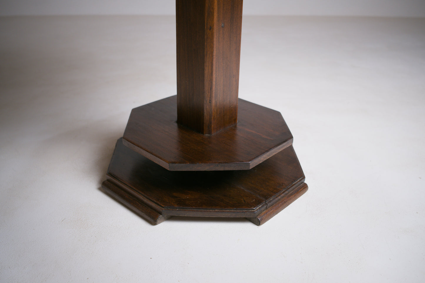 Table d’appoint dans le goût de l'Amsterdam School. 1920’s