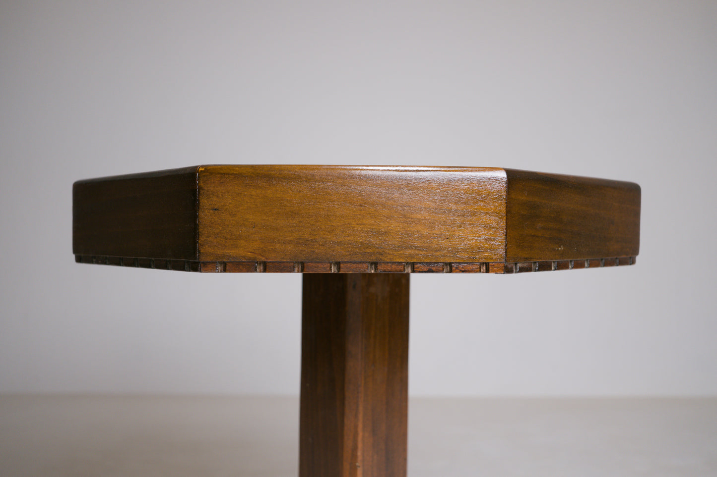 Table d’appoint dans le goût de l'Amsterdam School. 1920’s