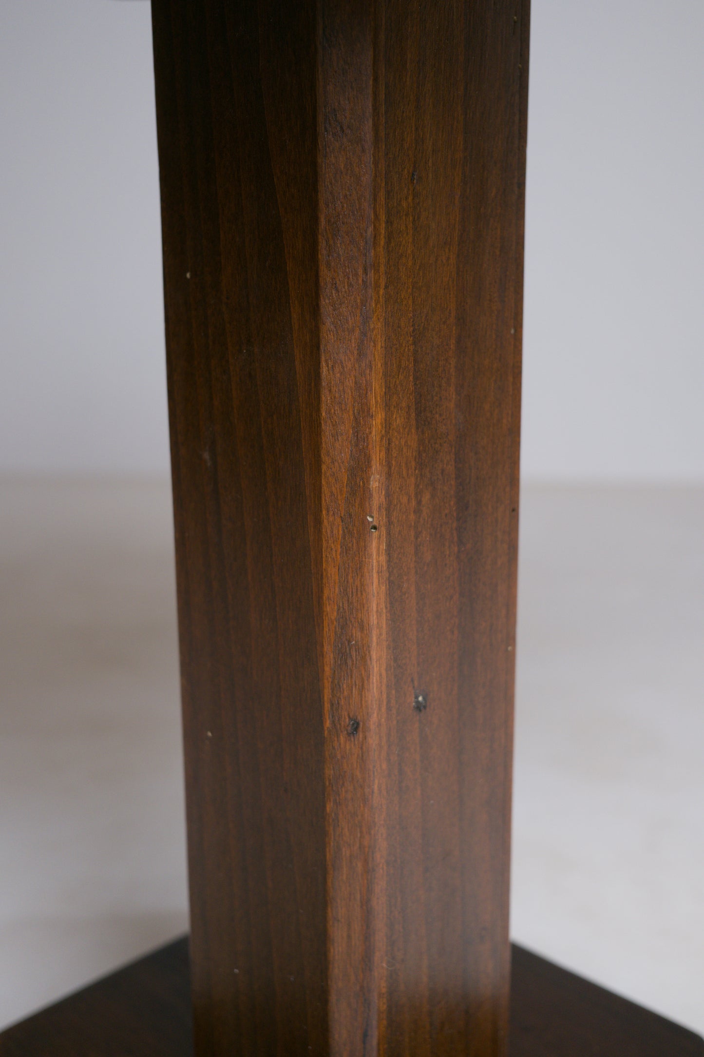 Table d’appoint dans le goût de l'Amsterdam School. 1920’s