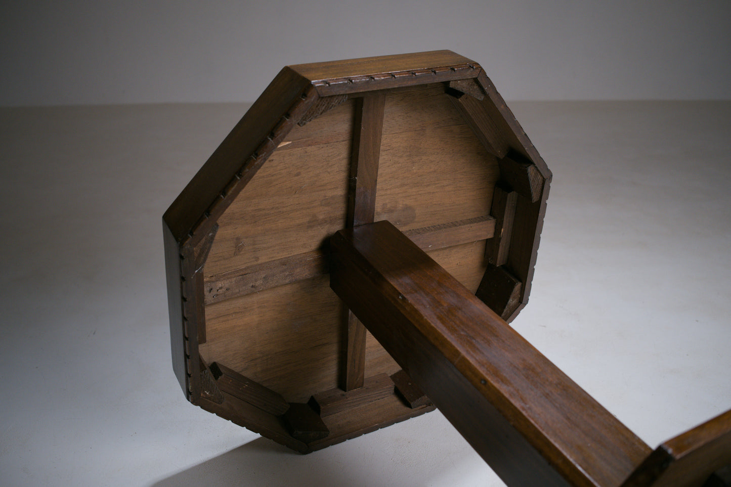 Table d’appoint dans le goût de l'Amsterdam School. 1920’s