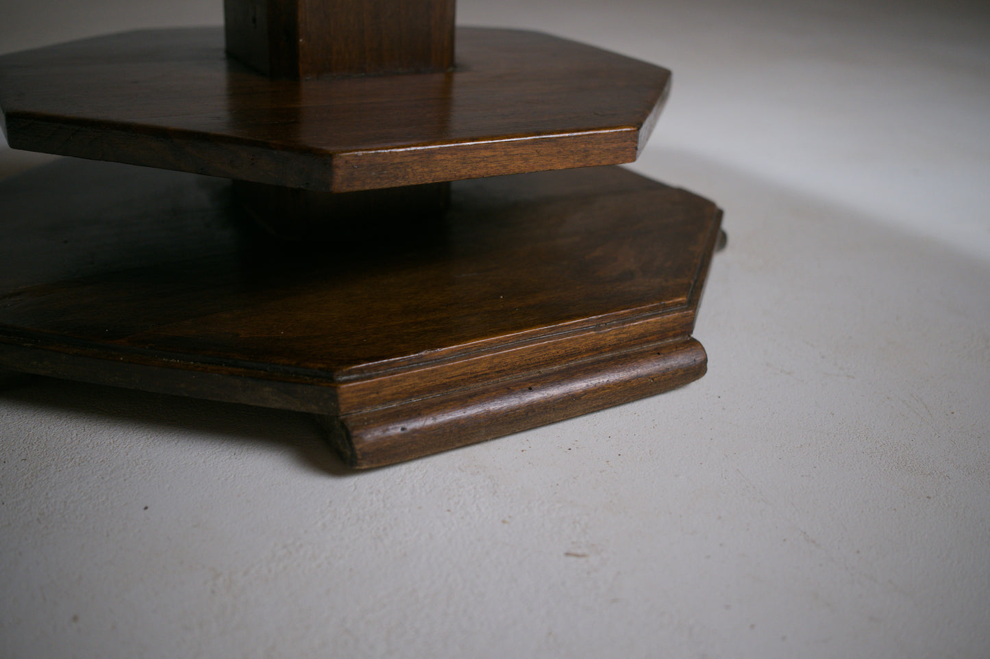 Table d’appoint dans le goût de l'Amsterdam School. 1920’s