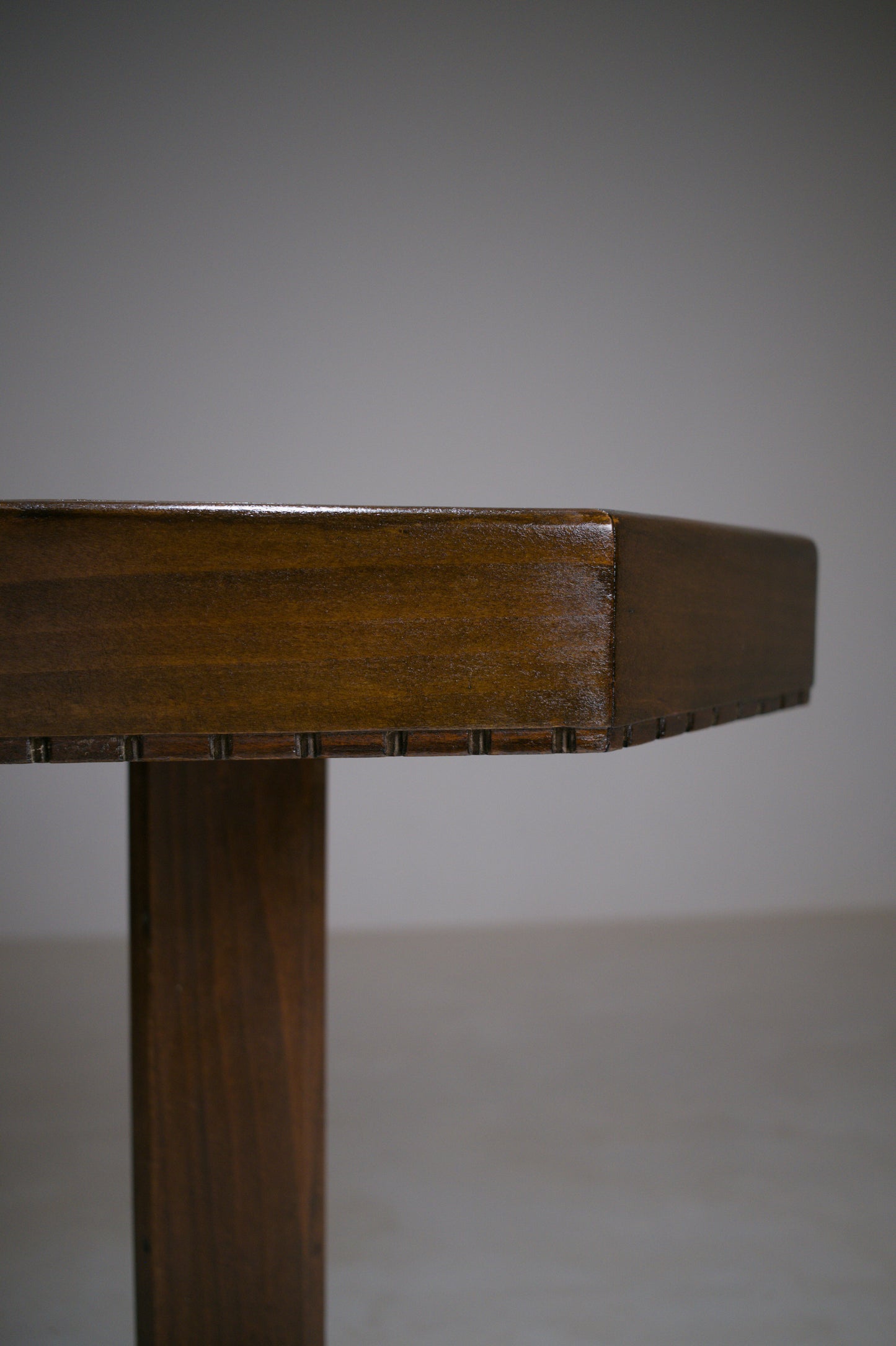 Table d’appoint dans le goût de l'Amsterdam School. 1920’s