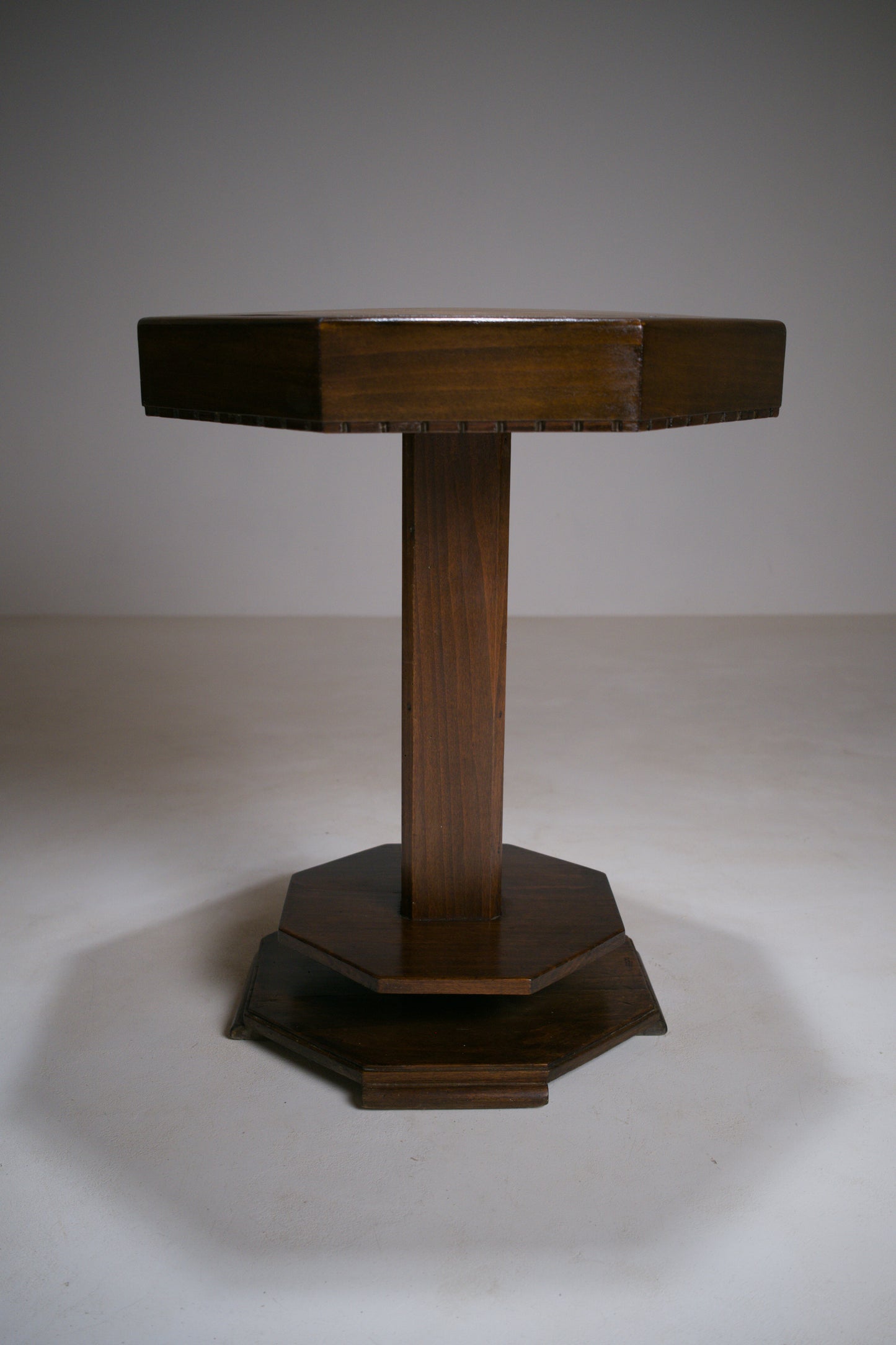 Table d’appoint dans le goût de l'Amsterdam School. 1920’s