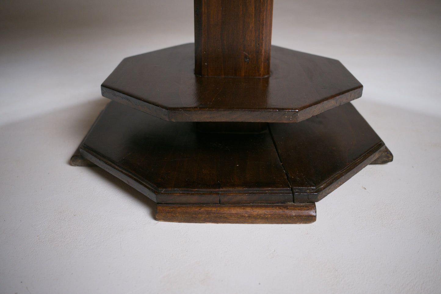 Table d’appoint dans le goût de l'Amsterdam School. 1920’s