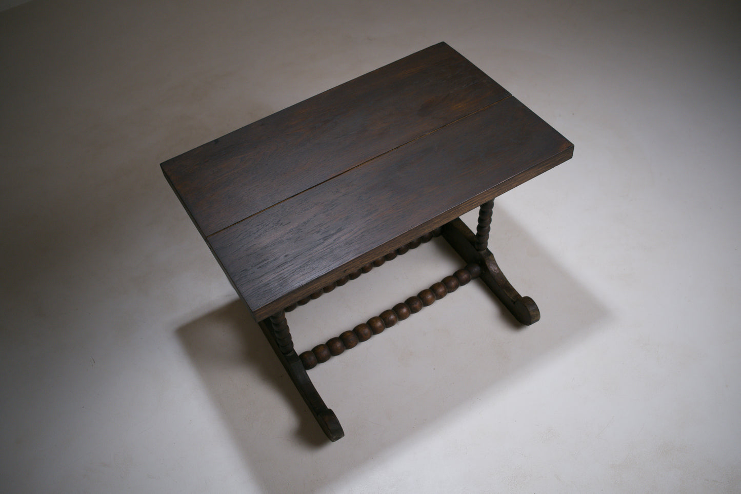 Petite table basse rustique à piètement tourné
