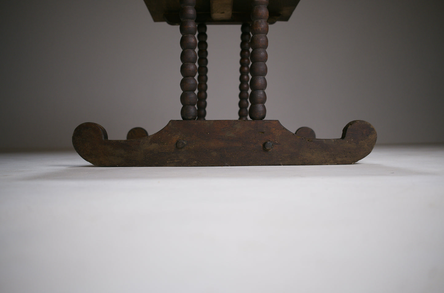 Petite table basse rustique à piètement tourné